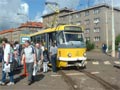 Modernizovaná tramvaj T3P č. 261 přivezla další návštěvníky na Den otevřených dveří do vozovny Slovany 12. 6. 2004