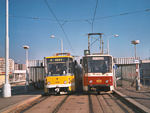 Vozy KT8D5 289 a 299 v zastávce Plzeňka, která byla 21. 10. 2000 v době výluky na Košutku konečnou stanicí.