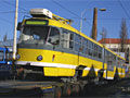 Budoucí plzeňský vůz č. 313 je spouštěn na plzeňské koleje 8. 12. 2006
Foto J. Trnka