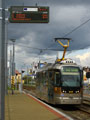Vario č. 336 přijíždí do zastávky Výstaviště se spuštěným informačním panelem na zastávce 22. 4. 2012