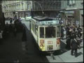 Křižíkova osmnáctka přelepená žlutou tapetou s číslem 223 hraje berlínskou tramvaj (filmováno v roce 1989 v Palackého ulici)