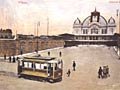 Křižíkovo tramvaj č. 13 před budovou nádraží na dobové pohlednici