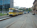 Souprava T3 č. 205+195 projíží po provizorní trati poležené na silnici v Pražské ulici 23. 8. 2005