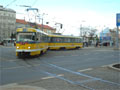 Souprava 278+279 linky č. 4 v sadech Pětatřicátníků odbočuje do Prešovské ulice  - 7. 5. 2005