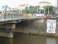 Most U Jána a transparent před budovou západočeské policejní správy 4. 8. 2005