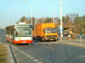 Nový Citelis č. 491 na lince č. 1 při výluce projíždí místem kde jsou na tramvajové trati broušeny kolejnice - 12. 11. 2005