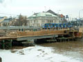 Vůz KT8D5 č. 299 na mostě U Jána při stavbě bednění pro druhou polovinu mostu v době zvýšené hladiny řeky 11. 3. 2006