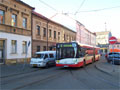 Solaris č. 511 při ukončnování výluky pokračuje dál jako linka č. 2 na Světovar. Zde je zachycen ve Sladkovského ulici 30. 3. 2008. 
Foto: K. Šimána