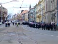 Před Synagogu přijíždějí posily policistů 1. 3. 2008