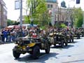 Konvoj vojenských vozů přes sady Pětatřicátníků 4. 5. 2008