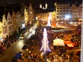 Zaplněné náměstí v době rozsvícení vánočního stromečku 
2. 12. 2012