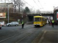 Souprava zastavená v Mikulášské ulici před podjezdem u Hlavního nádraží později vycouvala do Sladkovského ulice, odkud odjela přes Světovar do vozovny 23. 3. 2012