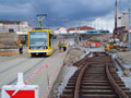 Astra č. 301 projíždí stavbou u nádraží kolem budoucí provizorní trati 12. 5. 2017