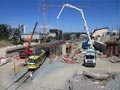 Vůz č. 324 projíždí stavbou nvého severního mostu v době stavby středových pilířů - 5. 8. 2017