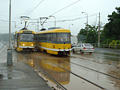 Vozy T3M se míjí v deštivém ráno nedaleko zastávky U Hlavní pošty