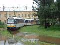 T3M č. 223+224 na Borech při výluce 8. 6. 2002. Jak je vidět, tramvaje neplavou pouze v sadech.