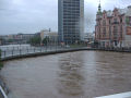 Voda v Radbuze stoupá a již je uzavřen tramvajový most U Jána - 7:20hod - 13. 8. 2002 