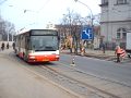 Náhradní doprava - Citybus 461 na Mikulášském náměstí projíždí kolem místa výměny výměny