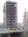 Astra projíždí pod rekonstruovaným věžákem (budova Hutního projektu) na Anglickém nábřeží 6. 10. 2003