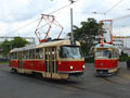 Kolem U Zvonu odstaveného historického vozu T1 č. 121 projíždí historický vůz T3 č. 192 - 11. 6. 2011