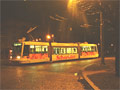 Astra č. 308 vypadá v nočním osvětlení žlutě, ale je bílá - nám. Milady Horákové 27. 12. 2004