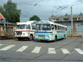 Soukromé historické autobusy vystavené před budovou dílen - 17. 6. 2006