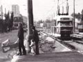 Vůz T2 klesá po Karlovarské třídě krátce po zprovoznění tramvajové trati v září 1980, foto: M. Pavlas 