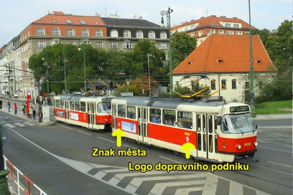 Pražské tramvaje mají na sobě logo dopravce, ale také městský znak