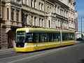 Tramvaj EVO2 č. 369 v Pražské ulici 9. 8. 2019