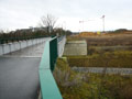 Na podpěrách budoucího tramvajového mostu je dočasně lávka 6. 1. 2013