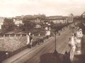 Pohlednice s mostem Františka Josefa I., na kterém jsou patrné tramvajové kolenice