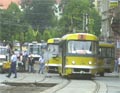 Vykolejený zadní vůz soupravy č. 180+181 v Pražské ulici 18. 8. 2005 
Foto: Plzeňský deník, Vlastimil Leška
