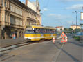 Souprava Vůz T3M č. 222 projíždí po provizorní trati v Pražské ulici 24. 8. 2005