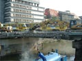 Rozstříhávání mostu U Jána - uvolněný kus betonu právě spadl do řeky9. 9. 2005