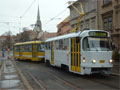 Nezvyklá souprava 260+196 přejíždí kalforňan v Pražské ulici 24. 12. 2005