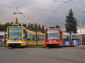 Astra č. 305 projíždí vedle odstavené Astry č. 310 v Bolevci 3. 4. 2006