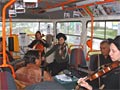 Hudba vyhrávající v předvolební tramvaji Balbínovi poetické strany 26. 5. 2006