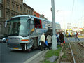 Autobus, ze kterého si cestující vykládají bagáž, po střetu s tramvají T3 č. 205+195 u CAN 5. 5. 2006