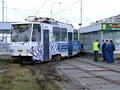 Pohled na poslední článek vykolejeného vozu KT8D5 č. 296 u zastávky Plzeňka 12. 2. 2007