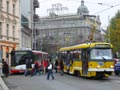 Přestup z tramvaje na autobus náhradní dopravy U Zvonu 14. 11. 2009