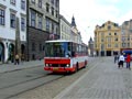 Autobus náhradní dopravy se při obnovování provozu objevil i na náměstí Republiky 4. 5. 2008