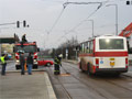 Autobus náhradní dopravy projíždí kolem místa nehody kde hasiči odstraňují zněčištění 29. 3. 2009