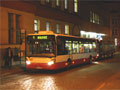 Autobusy náhradní dopravy v Solní ulici 27. 4. 2009