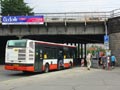 Autobus č. 460 na provizorní zastávce před Hlavním nádražím 1. 7. 2012