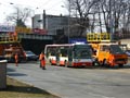 Citelis č. 497 projíždí kolem pracovníků firmy Elektroline pracujících na trolejovém vedení u nádraží 10. 3. 2012
