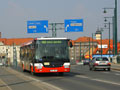 Autobus náhradní dopravy na lince č. 2A na mostě nad nádražím 24. 3. 2012