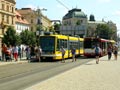 Přestup mezi tramvajovou linkou 2 a náhradní autobusovou 2A v sadech Pětatřicátníků 27. 7. 2013