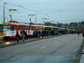 Kolona tramvají v době zastavení provozu z důvodu uvíznutí automobilu v kolejišti na Palackého náměstí 6. 11. 2014