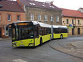 Prezentační vůz Solaris Urbino (IV.) č. 599 nasazený na výlukové lince 2A odbočuje ze Slovanské do Sladkovského ulice 9. 4. 2016