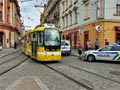 Uzavřenou Solní ulicí projíždí (ale nestanicují zde) tramvaje 24. 8. 2017